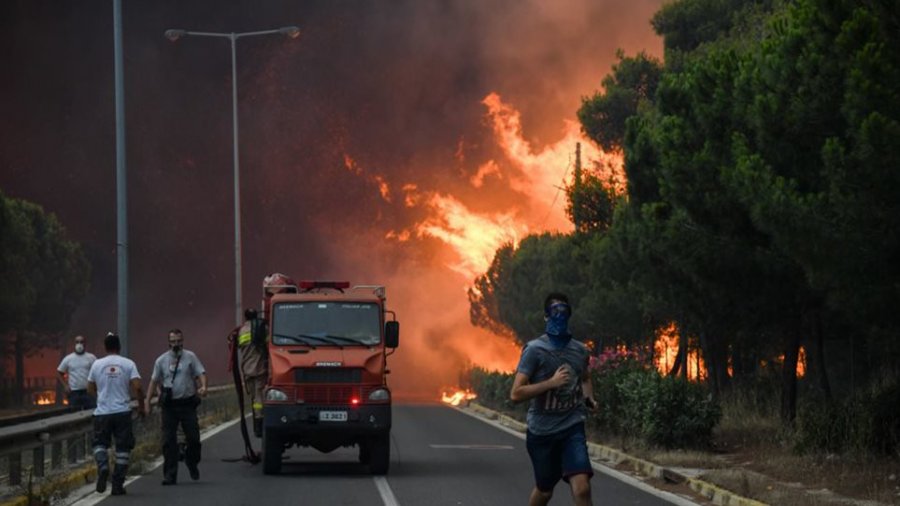 Φωτιά σε εγκαταλελειμμένο κτήριο στο κέντρο της Αθήνας – Άμεση η κινητοποίηση της Πυροσβεστικής