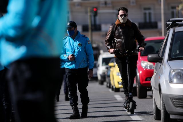 Βαρκελώνη: 500 ευρώ πρόστιμο σε οδηγούς ηλεκτρικών σκούτερ που ανεβαίνουν πεζοδρόμια και δεν φορούν κράνος