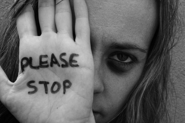 Ενδοοικογενειακή βία: Πάνω από 40 γυναίκες ζουν με ένα περιπολικό έξω από το σπίτι τους – 2.900 συλλήψεις σε δύο μήνες