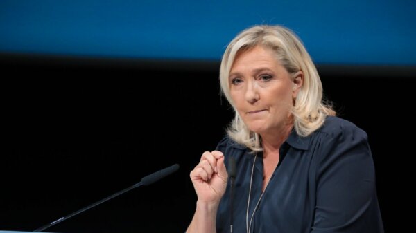 Τα πρώτα ανεπίσημα exit poll για τη Γαλλία – Προηγείται η Λεπέν με 200 έδρες, 170 ο Μελανσόν, 140 o Μακρόν