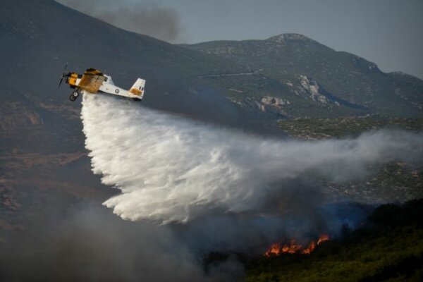 Πιερία: Εκκενώνεται η Πλάκα Λιτοχώρου λόγω της φωτιάς – Εστάλη μήνυμα από το 112