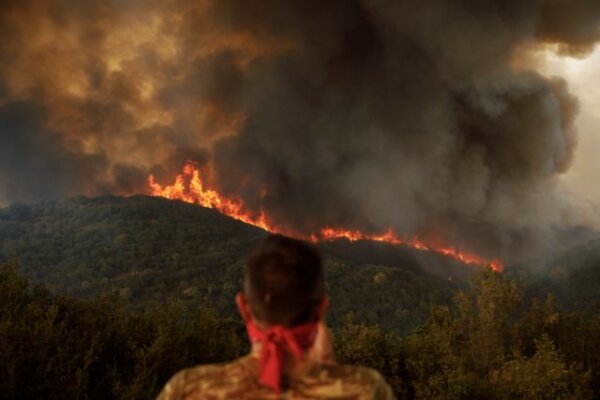 Φωτιά στην Κερατέα: Καίγονται σπίτια – Μήνυμα 112 για εκκένωση σε έξι οικισμούς