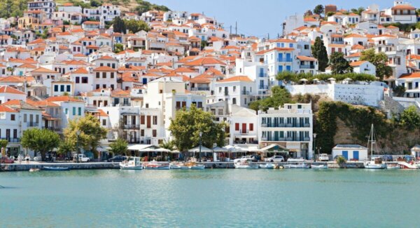 Η νέα Μύκονος για τους τουρίστες: Το νησί με τις ωραιότερες παραλίες στην Ελλάδα είναι φέτος top προορισμός