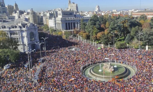 Ισπανία: «Ένας ακόμη τουρίστας, ένας λιγότερος γείτονας» – Νέες διαδηλώσεις κατά του υπερτουρισμού
