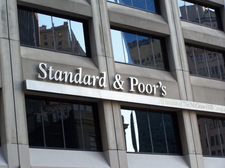 S&P: Αναβάθμισε τέσσερις ελληνικές τράπεζες – Ποιες πήραν την επενδυτική βαθμίδα