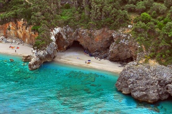 Εκστασιασμένοι οι Βρετανοί με την ελληνική όαση: «Είναι ένα μέρος με καταπληκτικές αμμώδεις παραλίες και το γνωρίζουν μόνο οι ντόπιοι»
