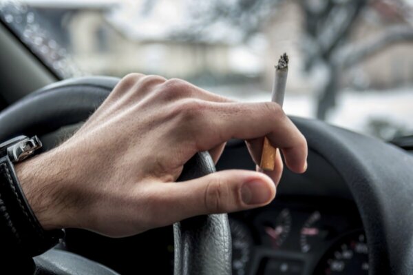 Το κάπνισμα κατά την οδήγηση για 20 λεπτά στο δρόμο προς το σχολείο σημαίνει κατανάλωση 4-5 τσιγάρων για τον ανήλικο