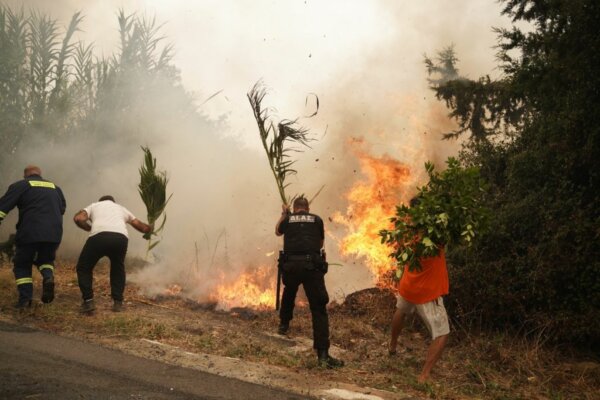 Μάχη με τις φλόγες στη Σταμάτα – Εκκενώνονται Αμυγδαλέζα, Γαλήνη και Ροδόπολη, «112» για καπνούς στον Διόνυσο