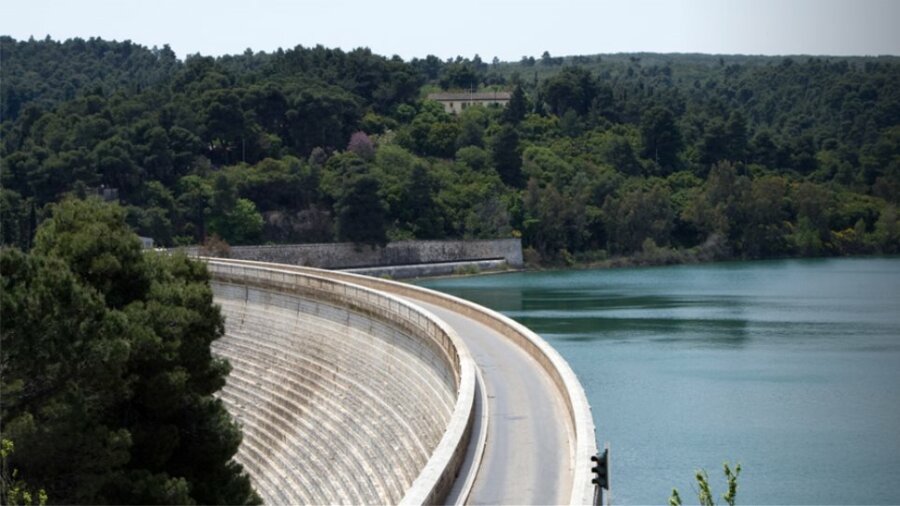 Γιατί χάνουμε πέντε λίμνες του Μαραθώνα το χρόνο – Οι βλάβες και οι διαρροές του δικτύου ύδρευσης