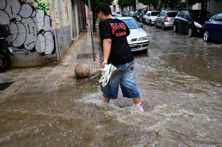 Καιρός: Άνοιξαν οι ουρανοί στην Αθήνα – Σοβαρά προβλήματα στην κίνηση των οχημάτων