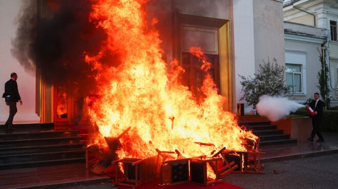 Αλβανία: Επεισόδια στο κοινοβούλιο – Βουλευτές πέταξαν αντικείμενα και έκαψαν καθίσματα, δείτε βίντεο