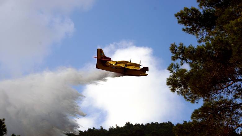 Αναγκαστική προσγείωση πυροσβεστικού αεροσκάφους κοντά στη λίμνη Μαραθώνα