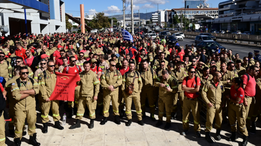 Διαμαρτυρία εποχικών πυροσβεστών έξω από το υπουργείο Πολιτικής Προστασίας – Ζητούν να καλυφθούν τα 4.000 οργανικά κενά