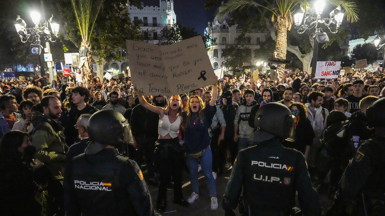 Καζάνι που βράζει η Βαλένθια – Συνεχίζονται οι διαδηλώσεις, χιλιάδες κάτοικοι ζητούν παραιτήσεις μετά τις φονικές πλημμύρες