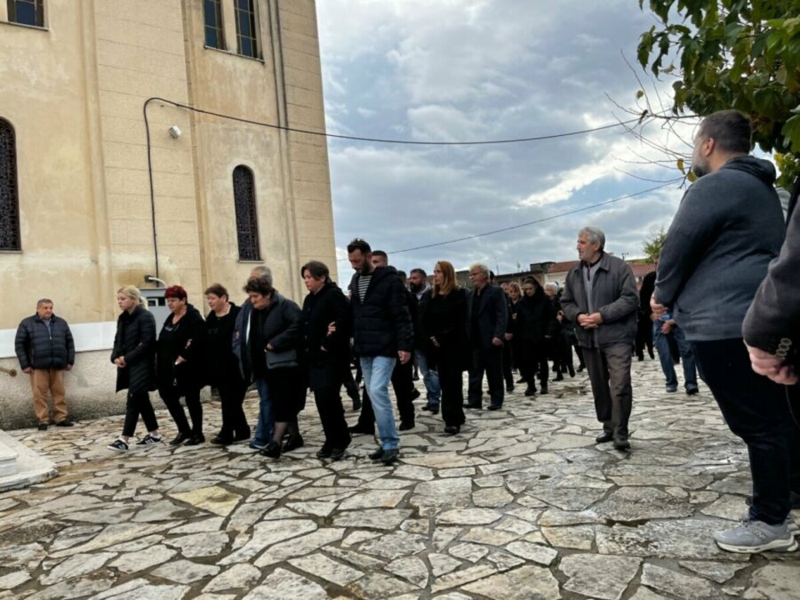 Θρήνος στην κηδεία της Δώρας που δολοφονήθηκε στο Αγρίνιο – Οργή για τον 30χρονο, οδηγείται στον εισαγγελέα