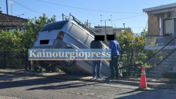 Αγρίνιο: Λύθηκε το χειρόφρενο σε van ενώ έβαζε καύσιμα και έπεσε σε αυλή