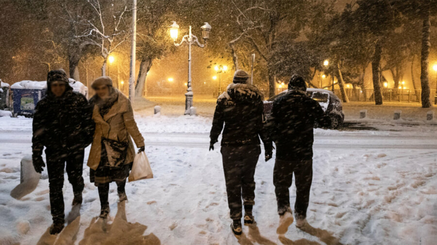 Χιόνια και χαμηλές θερμοκρασίες τα Χριστούγεννα – Επιδεινώνεται ο καιρός, πιθανά απαγορευτικά σε δρομολόγια πλοίων