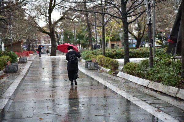 Ηπιότερη η κακοκαιρία στη Λάρισα, χιόνι έπεσε στις ορεινές περιοχές