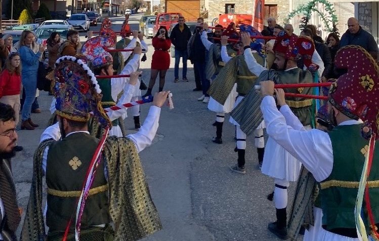 Το χριστουγεννιάτικο ποντιακό έθιμο “Οι Μωμόγεροι” στην Ελασσόνα