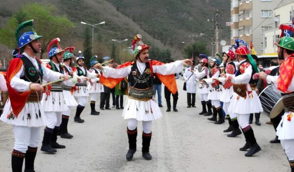 Αναβίωση του εθίμου των Μωμόγερων στον Αλμυρό