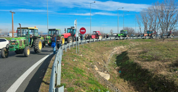 Στήθηκαν τα πρώτα μπλόκα των αγροτών στη Θεσσαλία – Δείτε φωτογραφίες