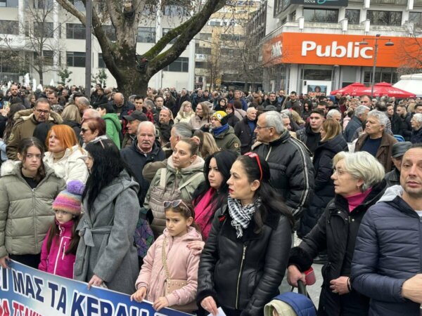 Τεράστια η συγκέντρωση στην πλατεία για το δυστύχημα των Τεμπών