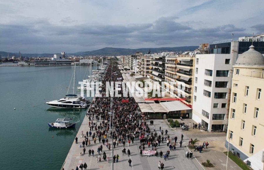 Βόλος: Πλήθος κόσμου στη πορεία για τα θύματα των Τεμπών