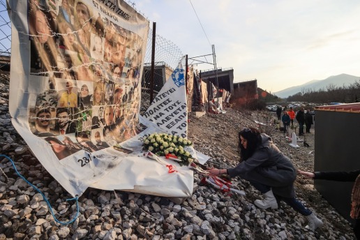 Τέμπη: Συγγενείς θυμάτων και αγρότες άφησαν λουλούδια στο σημείο της τραγωδίας