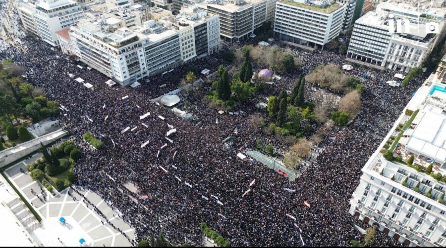 O λαός απάντησε στην προσβολή της μνήμης των θυμάτων των Τεμπών