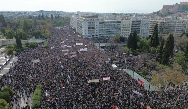 Παράλληλα μέτωπα, παράλληλες συναντήσεις – Γαλάζιες μαζώξεις στη σκιά των Τεμπών που σκεπάζει το Μαξίμου