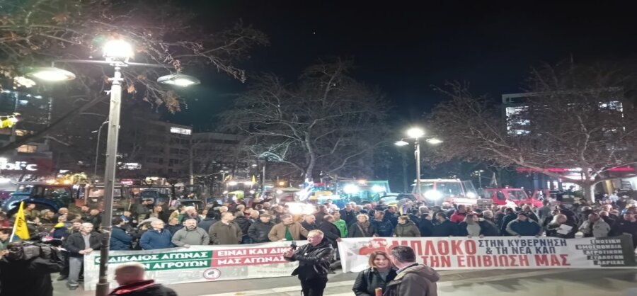 Μεγάλο αγροτικό συλλαλητήριο στην κεντρική πλατεία της Λάρισας – Συνεχίζονται οι κινητοποιήσεις