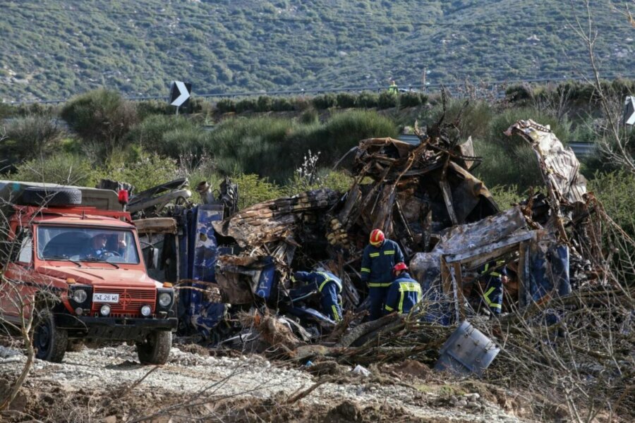 «Θα διαβάσουμε με ακρίβεια το αίτημα και θα τοποθετηθούμε»: H πρώτη αντίδραση της κυβέρνησης για την προανακριτική που ζητά το ΠΑΣΟΚ για τα Τέμπη