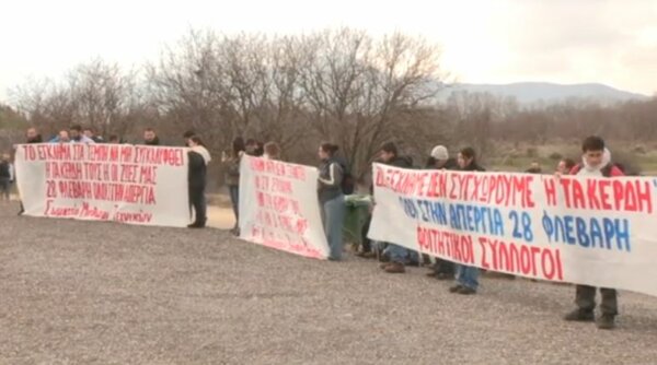 Τέμπη: Φοιτητές του Εθνικού Μετσόβειου Πολυτεχνείου τιμούν τη μνήμη των 57 θυμάτων της τραγωδίας