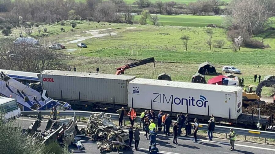 Το εμπορικό τρένο, και η περίεργη καθυστέρηση της δεύτερης μηχανής