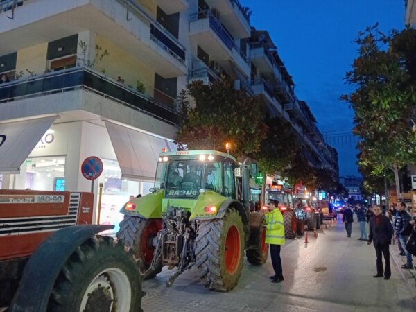 Οι αγρότες πήγαν στο γραφείο του Κέλλα με τα τρακτέρ – “έμφραγμα” στην πόλη