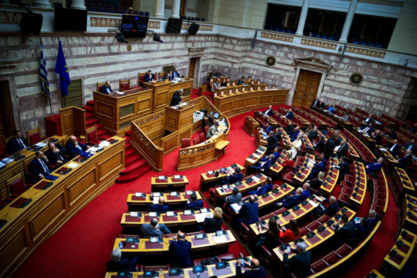 Τέμπη: Σύγκρουση στη Βουλή για το πόρισμα του ΕΟΔΑΣΑΑΜ