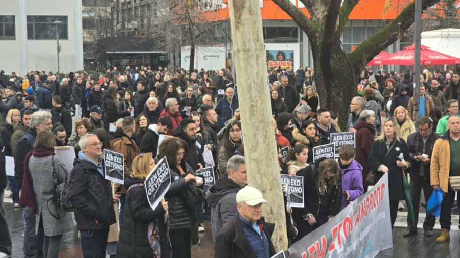 Κόσμος συγκεντρώνεται και στο κέντρο της Λάρισας