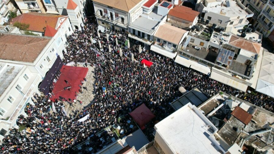 Γεμάτοι κόσμο οι δρόμοι στην πόλη της Ζακύνθου