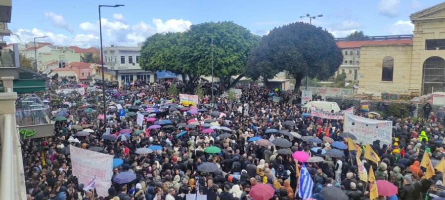 Τεράστια προσέλευση κόσμου στην πλατεία Δημοτικής Αγοράς στα Χανιά