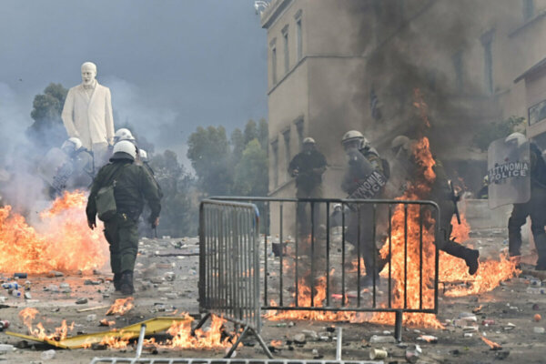 Πέντε τραυματίες διακομίστηκαν σε νοσοκομεία με ασθενοφόρα του ΕΚΑΒ μετά το συλλαλητήριο για τα Τέμπη