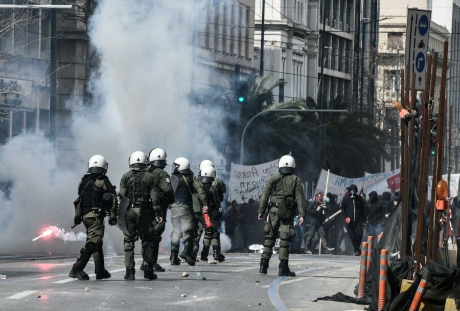 Πετροπόλεμος και χημικά στους στύλους του Ολυμπίου Διός