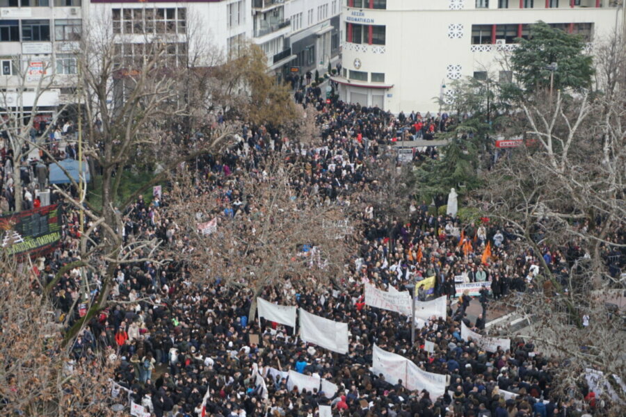 Aπίστευτος κόσμος στην κεντρική πλατεία για τα Τέμπη – Πρωτοφανής η συμμετοχή