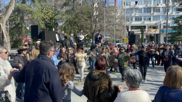 “Άναψε” το αποκριάτικο γλέντι στην κεντρική πλατεία Λάρισας