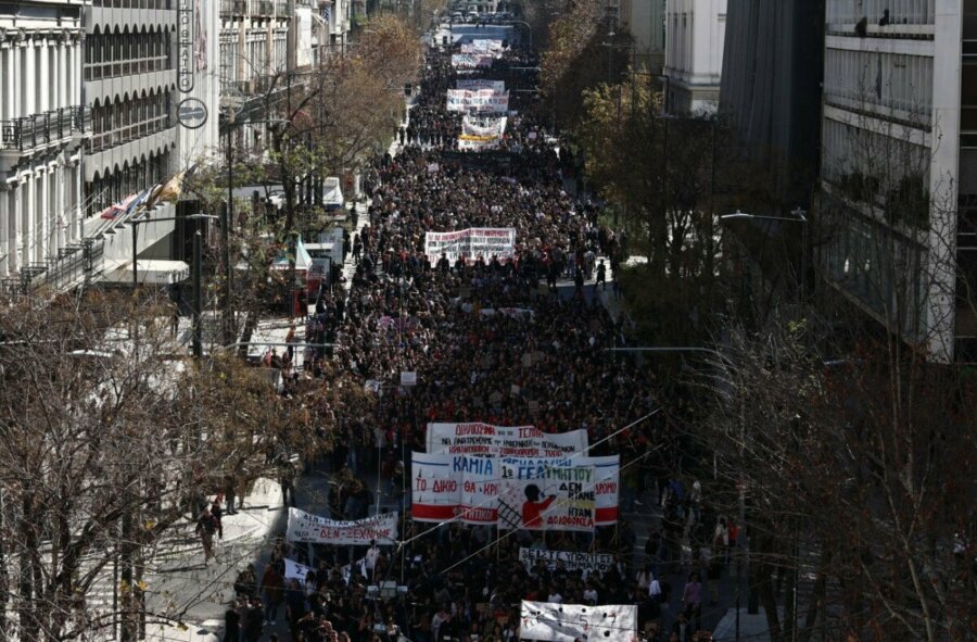 Το εκκρεμές του πολιτικού μας συστήματος – Τα Τέμπη ως επιταχυντής