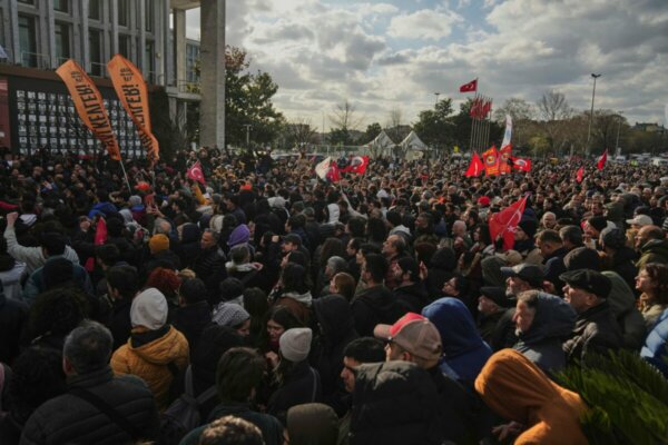 Ουρές χιλιομέτρων για συμπαράσταση στον Ιμάμογλου κάνουν οι Τούρκοι