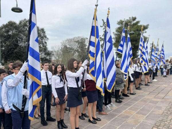 Ο μαθητόκοσμος της Λάρισας τίμησε τους πεσόντες της 25 Μαρτίου 1821