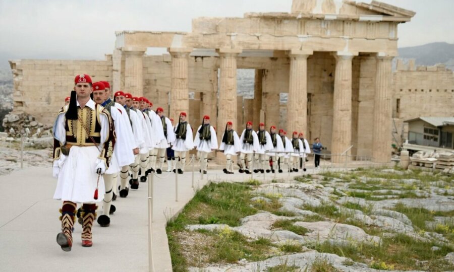 25η Μαρτίου: Συγκίνηση στον Ιερό Βράχο της Ακρόπολης με την έπαρση της ελληνικής σημαίας